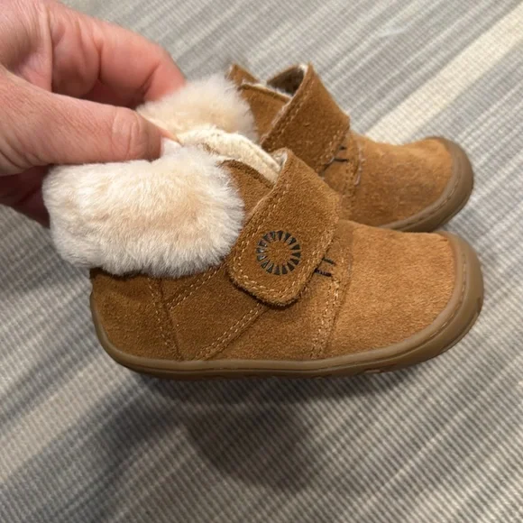 Excellent like new condition Baby Uggs with rubber soles Size 5